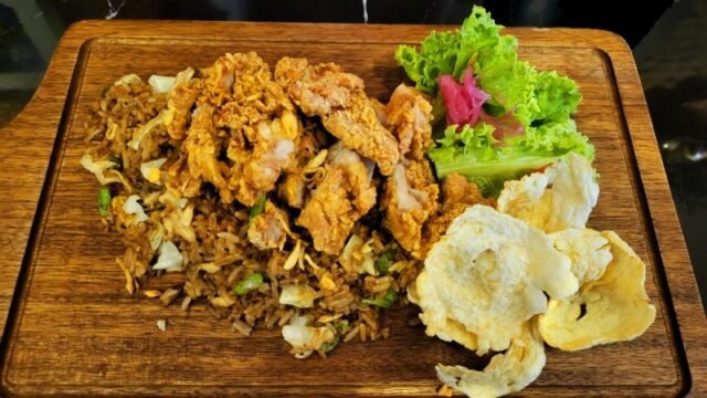 Daun-Bistro-Boneless-Chicken-Fried-Rice-800×450-1.jpg
